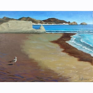 Puede incluir: Pintura al óleo de una escena costera con una playa de arena, agua turquesa y un cielo azul claro. Un pequeño pájaro está de pie en la arena. En el fondo, hay montañas y un pueblo. La pintura tiene una paleta de colores cálida y acogedora.
