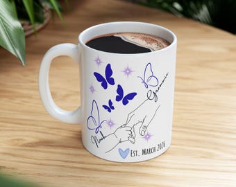 "Personalisierte ""Holding Grandma's Hand"" Schmetterling Becher Becher | Erstes Mal Oma Nanna 11oz 15oz