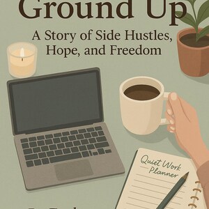 Könnte beinhalten: Illustration eines Buchcovers mit dem Titel "From the Ground Up" mit einem Laptop, einer Kaffeetasse und einem Planer. Der Untertitel des Buches lautet "A Story of Side Hustles, Hope, and Freedom". Eine brennende Kerze und eine Topfpflanze sind ebenfalls vorhanden.