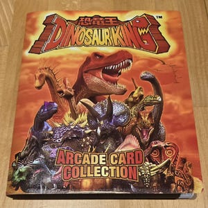 Karty do gry SEGA Dinosaur King Arcade – 117 oryginalnych kart do automatu Dinosaur King Arcade w kolejności numerycznej w segregatorze Dinosaur King – NOWOŚĆ