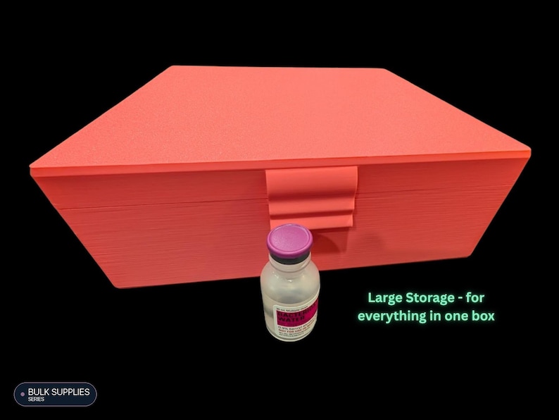 Pode incluir: Uma caixa de armazenamento grande, retangular e de cor coral com tampa articulada e fecho central, posicionada atr&aacute;s de um pequeno frasco de vidro transparente com tampa roxa e um r&oacute;tulo que diz BACTERIOSTATIC WATER. Texto: Large Storage - for everything in one box.