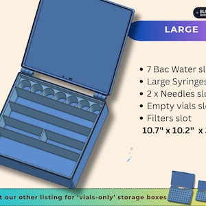 Pode incluir: Uma caixa de armazenamento azul grande com tampa aberta, apresentando compartimentos internos para 7 espa&ccedil;os de &aacute;gua bacteriost&aacute;tica, um espa&ccedil;o para seringa grande, 2 para agulhas, frascos vazios e filtros. Mede 27,18 cm x 25,91 cm x 9,65 cm.