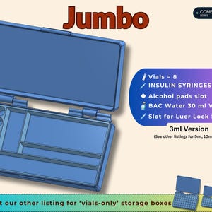 Puede incluir: Un estuche de almacenamiento rectangular azul con tapa abatible, con compartimentos para ocho viales, jeringas de insulina, almohadillas de alcohol, un vial de agua BAC de 30 ml y jeringas Luer Lock. El texto dice Jumbo, Combo Storage Series y 3ml.