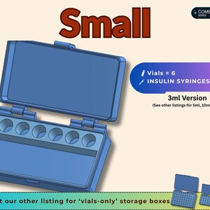 Puede incluir: Una peque&ntilde;a caja de almacenamiento azul con tapa abatible, seis ranuras circulares para viales y una ranura rectangular para jeringas de insulina. El texto dice Small, Combo Storage Series, Vials = 6, Insulin Syringes Slot, 3ml Version y m&aacute;s.