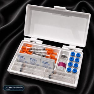 Puede incluir: Un estuche de almacenamiento de pl&aacute;stico blanco que contiene suministros m&eacute;dicos, incluyendo varias jeringas con tapas naranjas, paquetes de toallitas con alcohol, un vial de vidrio con etiqueta rosa y ocho viales peque&ntilde;os con tapas azules.