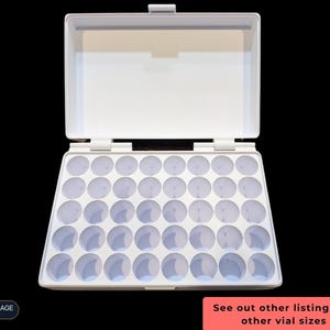 Op de afbeelding: Een witte plastic opbergdoos met een scharnierend deksel, voorzien van een raster van vijfendertig ronde uitsparingen voor het bewaren van flesjes. De doos bevat een label met VIAL STORAGE SERIES en een tekstvak met de tekst See out other listings for other vial sizes.