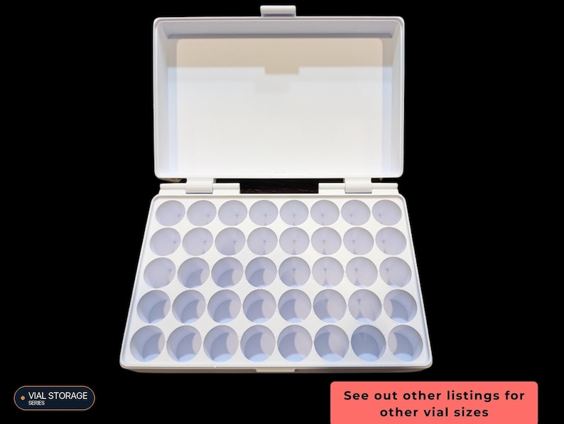 Op de afbeelding: Een witte plastic opbergdoos met een scharnierend deksel, voorzien van een raster van vijfendertig ronde uitsparingen voor het bewaren van flesjes. De doos bevat een label met VIAL STORAGE SERIES en een tekstvak met de tekst See out other listings for other vial sizes.