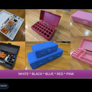 以下が含まれることがあります： 白、黒、青、赤、ピンクの長方形の収納ケースのコレクション。ケースにはヒンジ付きの蓋と内部コンパートメントがあり、バイアル、注射器、その他の医療用品などの小さなアイテムを整理できるように設計されています。
