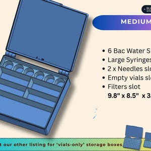 Pode incluir: Uma caixa de armazenamento azul de tamanho m&eacute;dio com tampa articulada e compartimentos internos. O texto inclui: BULK SUPPLIES SERIES, MEDIUM, 6 Bac Water Slots, Large Syringes slot, 2 x Needles slot, Empty vials slot, Filters slot, 24,9 cm x 21,6 cm x 8,1 cm.
