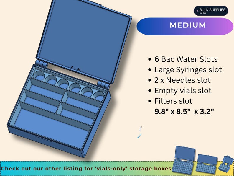 Pode incluir: Uma caixa de armazenamento azul de tamanho m&eacute;dio com tampa articulada e compartimentos internos. O texto inclui: BULK SUPPLIES SERIES, MEDIUM, 6 Bac Water Slots, Large Syringes slot, 2 x Needles slot, Empty vials slot, Filters slot, 24,9 cm x 21,6 cm x 8,1 cm.