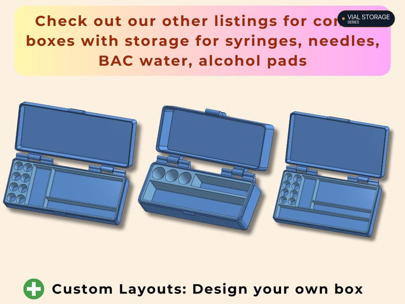 Op de afbeelding: Drie blauwe rechthoekige opbergdozen met scharnierende deksels, elk met interne vakken voor flesjes en benodigdheden. De tekst bovenaan luidt: Check out our other listings for combo boxes with storage for syringes, needles, BAC water, alcohol pads. VIAL STORAGE SERIES. Custom Layouts: Design your own box.
