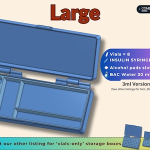 Puede incluir: Una caja de almacenamiento rectangular grande de color azul con tapa abatible. El interior cuenta con ocho ranuras circulares para viales, una ranura para jeringas de insulina, un espacio para almohadillas de alcohol y un hueco para un vial de agua BAC de 30 ml.
