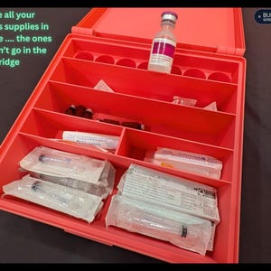 Pode incluir: Um organizador de armazenamento de pl&aacute;stico vermelho brilhante com m&uacute;ltiplos compartimentos contendo suprimentos m&eacute;dicos, incluindo um frasco de vidro com r&oacute;tulo roxo e v&aacute;rias seringas embaladas individualmente. O texto diz: Store all your peptides supplies in one place .... the ones that don't go in the fridge. BULK SUPPLIES SERIES.