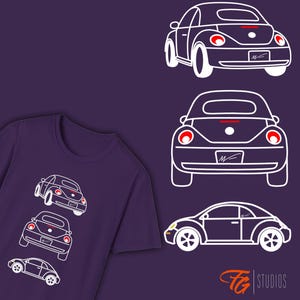 Peut inclure: T-shirt violet avec un dessin au trait blanc d'une voiture. Le motif est répété sur le t-shirt, avec trois vues différentes de la voiture. Des illustrations de voitures supplémentaires sont présentées sur un fond violet. Le logo FG Studios est en bas à droite.