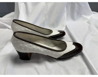 1960s Palser Deliso Spectator Pumps White Ostrich Print Brown Patent Leather 7.5