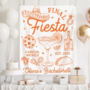 Puede incluir: Bandera blanca con ilustraciones y texto en naranja para una despedida de soltera. El dise&ntilde;o incluye un sombrero, margarita, bola de discoteca, botella de tequila y taco. El texto dice "Final Fiesta", "Canc&uacute;n, M&eacute;xico" y "Olivia's Bachelorette".