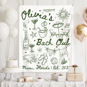 Pode incluir: Uma faixa de tecido branco com ilustra&ccedil;&otilde;es e texto verdes. A faixa diz "Olivia's Bach Club Miami, Florida | Est. 2021" e apresenta desenhos de itens com tema de praia, como um sol, coquet&eacute;is e trajes de banho. Bal&otilde;es e presentes ao fundo.