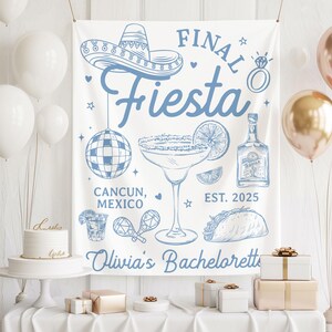 Puede incluir: Una pancarta blanca con ilustraciones y texto azules para una despedida de soltera. El dise&ntilde;o incluye un sombrero, una margarita, una bola de discoteca y las palabras "Final Fiesta" y "Olivia's Bachelorette". Tambi&eacute;n hay globos y regalos.