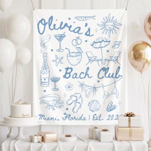 Pode incluir: Uma faixa branca com ilustra&ccedil;&otilde;es e texto azuis para uma despedida de solteira. A faixa inclui desenhos de artigos de praia, cocktails e o texto "Olivia's Bach Club, Miami, Florida | Est. 2021".