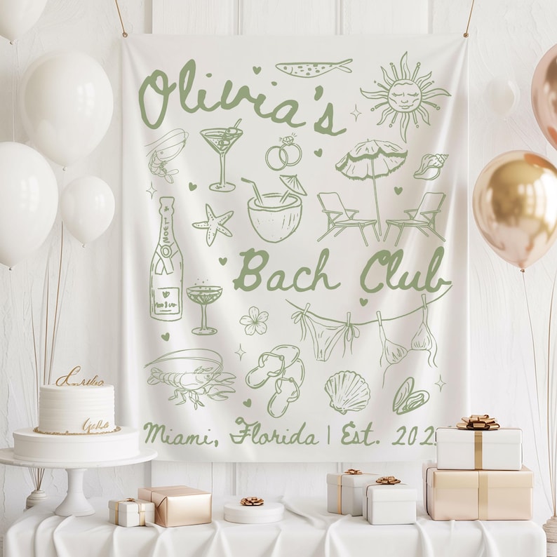 Pode incluir: Uma faixa branca com ilustra&ccedil;&otilde;es e texto verdes para uma despedida de solteira. A faixa inclui desenhos de sol, coquet&eacute;is, cadeiras de praia e trajes de banho. O texto diz "Olivia's Bach Club Miami, Florida | Est. 2021". Bal&otilde;es e presentes brancos e dourados tamb&eacute;m est&atilde;o presentes.