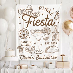 Puede incluir: Una pancarta blanca con ilustraciones y texto marr&oacute;n para una despedida de soltera. El dise&ntilde;o incluye un sombrero, margarita, bola de discoteca, botella de tequila y taco. El texto dice "FINAL Fiesta" y "Olivia's Bachelorette". Globos y regalos en el fondo.