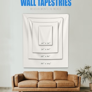 Puede incluir: Se muestran tapices de pared blancos de varios tama&ntilde;os contra una pared gris claro. El texto "WALL TAPESTRIES" y "MEASUREMENTS IN INCHES" est&aacute;n en la parte superior. Los tama&ntilde;os son 66cm x 91cm, 127cm x 152cm, 173cm x 203cm y 223cm x 264cm. Un sof&aacute; de cuero marr&oacute;n est&aacute; en primer plano.