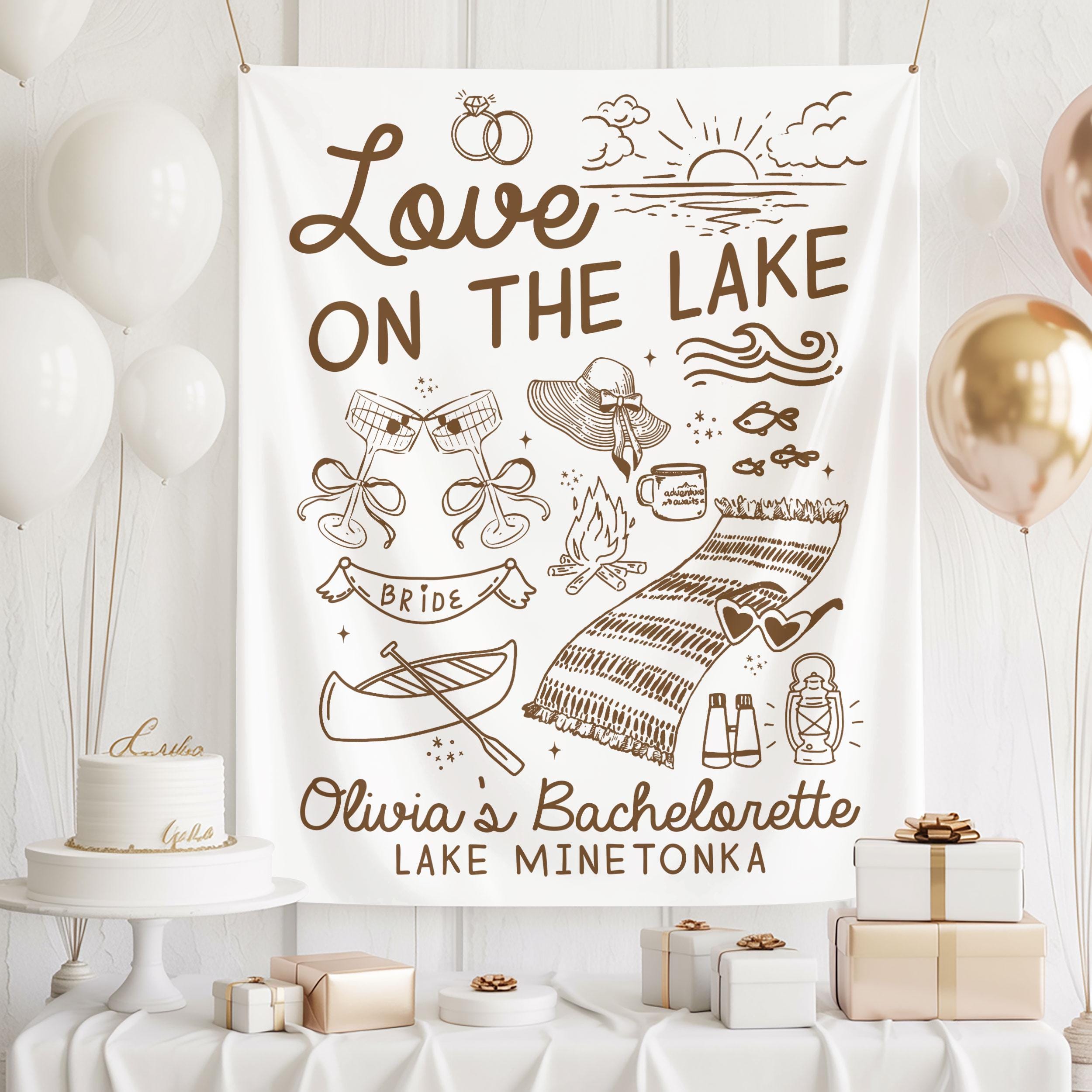 湖畔の恋の独身パーティーバナー、花嫁になる人のためのカスタムタペストリー、ブライダルシャワーの背景、独身最後の週末のための湖畔の家のバナー -  Etsy 日本, image size:2500x2500