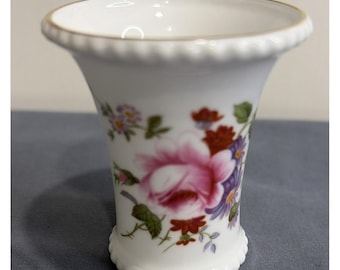 Royal Crown Derby "Derby Posies" Mini wazon na pąki 2,5 cala. Wycofany z produkcji w 2003 roku.