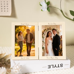 Könnte beinhalten: Ein hellfarbiger doppelter Holzfotorahmen mit zwei Bildern von Paaren. Der linke Rahmen trägt den Text "Emily & James" und "June 15, 2024". Der rechte Rahmen trägt den Text "Our Love Story" und "Forever Begins Today".
