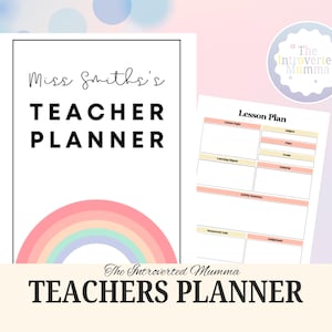 Op de afbeelding: Een witte Teacher Planner met de tekst "Miss Smith's TEACHER PLANNER" en een regenboogafbeelding. Een lesplanblad is zichtbaar. De tekst "The Introverted Mumma TEACHERS PLANNER" staat onderaan. Een cirkelvormig logo staat in de rechterbovenhoek.