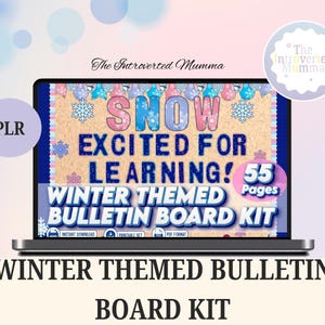 Op de afbeelding: Een laptop toont een winterthema prikbordkit met de tekst "SNOW EXCITED FOR LEARNING!" en "WINTER THEMED BULLETIN BOARD KIT." Het scherm toont sneeuwvlokken en kleurrijke accenten. De kit bevat 55 pagina's.