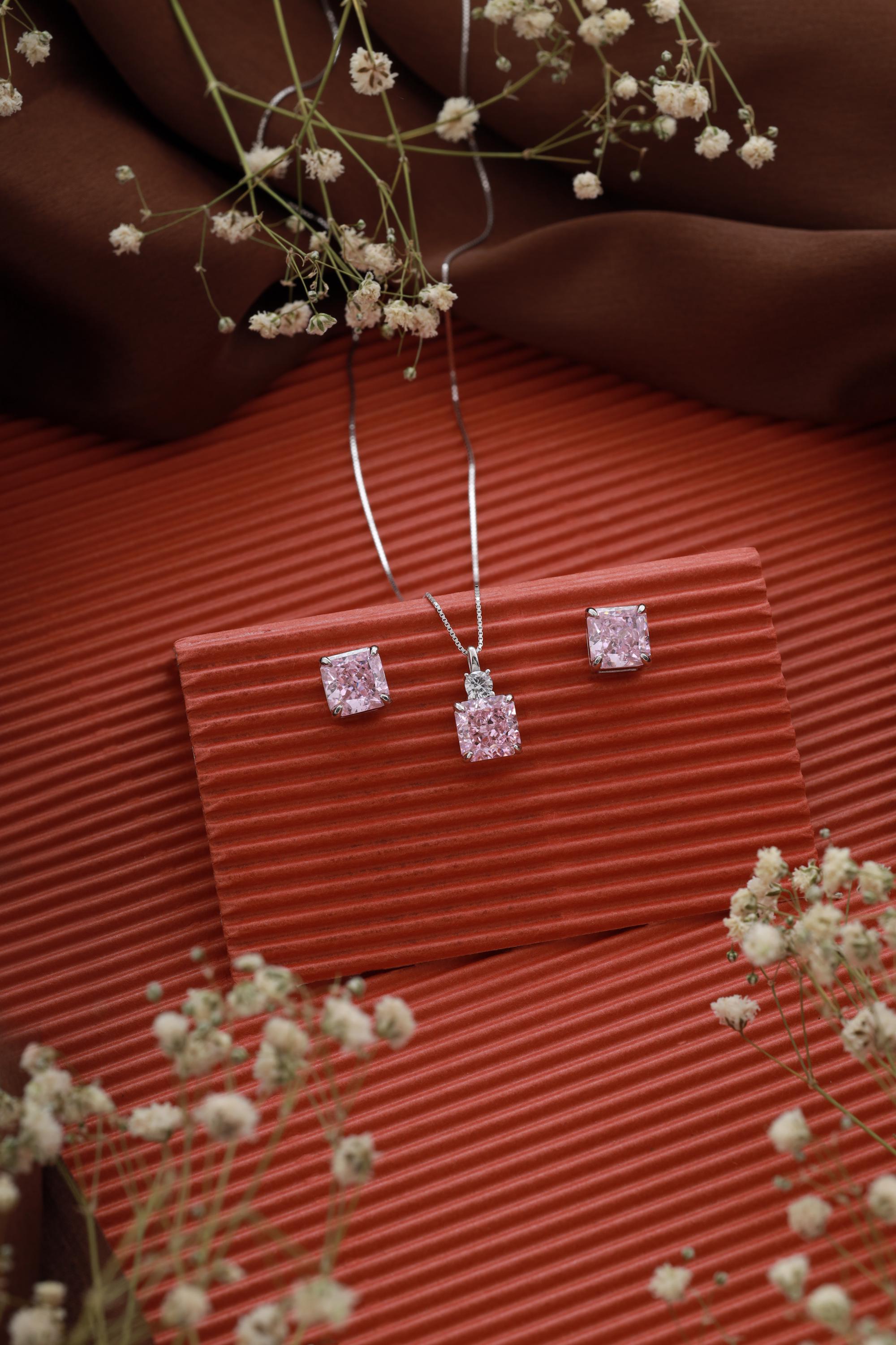 繊細なピンクのスクエアシェイプダイヤモンドネックレス＆イヤリング