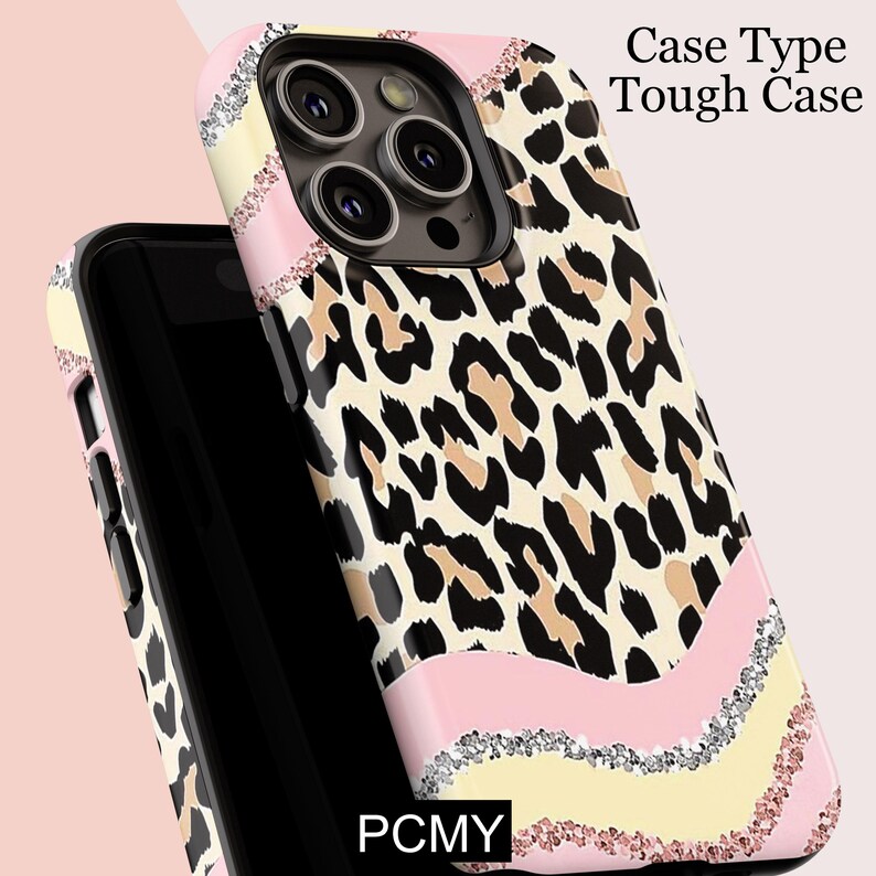 Peut inclure: Une coque de t&eacute;l&eacute;phone r&eacute;sistante avec un motif l&eacute;opard. L'&eacute;tui pr&eacute;sente un accent rose, jaune et argent&eacute; scintillant. Le texte "Case Type Tough Case" est visible. Les lettres "PCMY" sont &eacute;galement visibles.