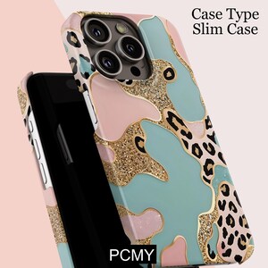 Peut inclure: Une coque de t&eacute;l&eacute;phone fine avec un design abstrait color&eacute;. La coque pr&eacute;sente un m&eacute;lange de sections roses, turquoise et dor&eacute;es paillet&eacute;es, avec des accents d'imprim&eacute; l&eacute;opard. Le texte "Case Type Slim Case" et "PCMY" sont visibles.