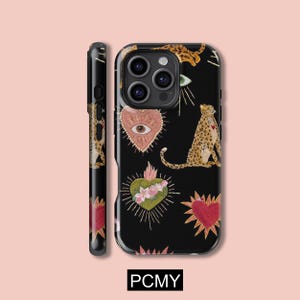 Könnte beinhalten: Schwarze Handyhülle mit einem sich wiederholenden Muster aus Leopardenmuster, Herzen und einem Auge. Die Hülle hat eine glänzende Oberfläche und trägt unten den Text "PCMY". Das Design umfasst einen sitzenden Leoparden und ein Herz mit einem Auge.