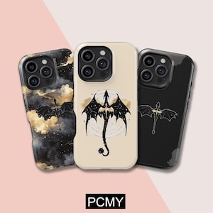 Könnte beinhalten: Drei Handyhüllen mit Drachendesigns. Eine Hülle hat ein schwarz-goldenes Wolkenmuster, eine andere ist cremefarben mit einem schwarzen Drachen, und die dritte ist schwarz mit einem goldenen Drachen. Der Text "PCMY" befindet sich unten.