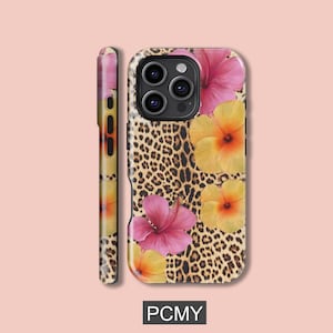 Könnte beinhalten: Handyhülle mit Leopardenmuster und bunten Hibiskusblüten in Rosa und Gelb. Die Hülle hat eine Seitenansicht mit passendem Blumendesign. Der Text "PCMY" befindet sich unten.