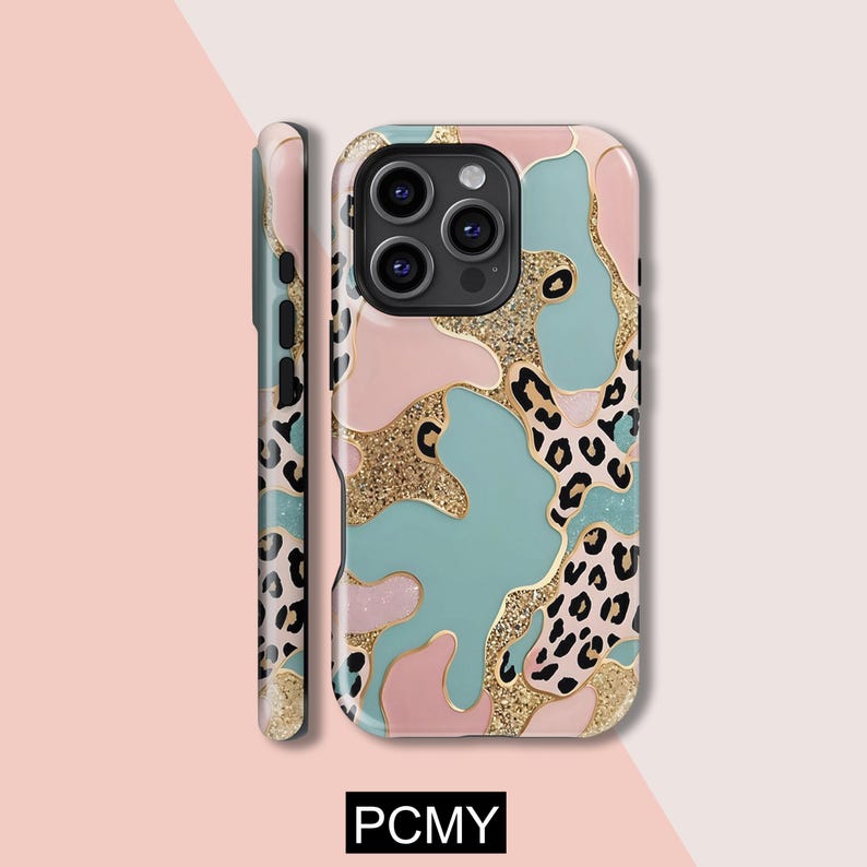 Peut inclure: Coque de t&eacute;l&eacute;phone aux motifs color&eacute;s. Elle pr&eacute;sente des touches de rose, de turquoise et de paillettes dor&eacute;es, avec des d&eacute;tails l&eacute;opard noirs. Le texte "PCMY" est en bas.