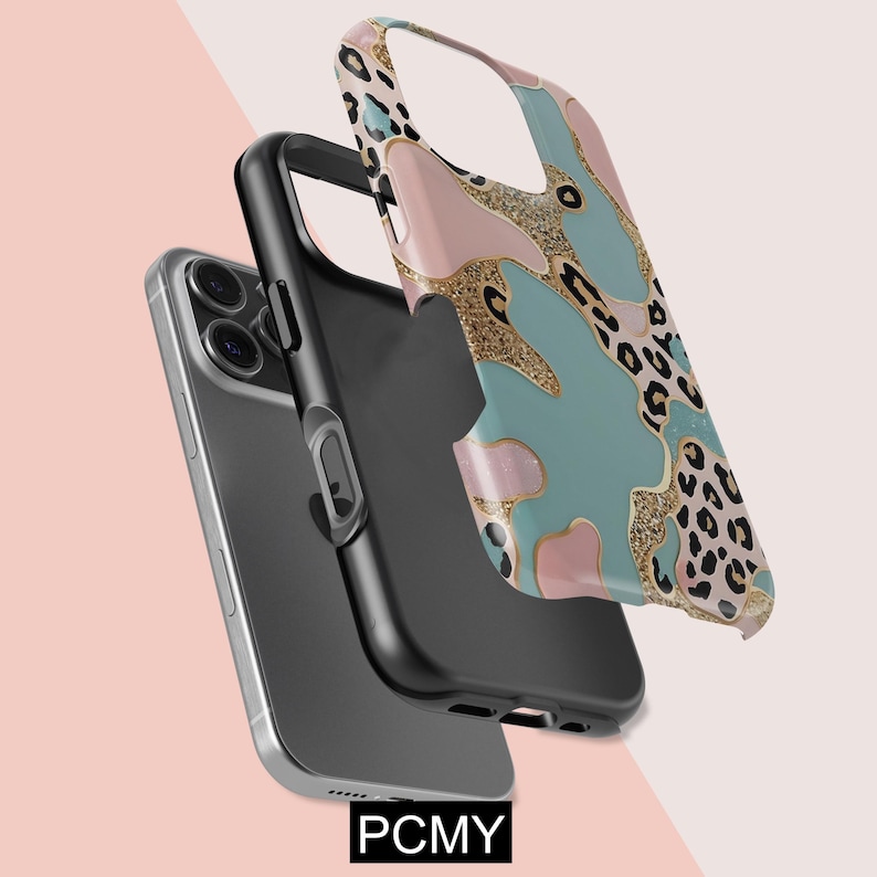 Peut inclure: Coque de t&eacute;l&eacute;phone superpos&eacute;e avec un t&eacute;l&eacute;phone argent&eacute;, une coque noire et une coque &agrave; motifs. La coque &agrave; motifs pr&eacute;sente un m&eacute;lange de rose, de sarcelle, de paillettes dor&eacute;es et d'imprim&eacute; l&eacute;opard. Le texte "PCMY" est en bas.