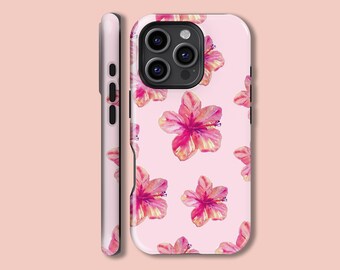 Puede incluir: Funda de teléfono rosa con un patrón repetido de flores de hibisco en acuarela en tonos rosa, naranja y amarillo. La funda tiene un acabado brillante y una lente de cámara negra. El texto "PCMY" está en la parte inferior.