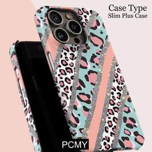 Peut inclure: Coque de t&eacute;l&eacute;phone Slim Plus avec un design color&eacute;. Le bo&icirc;tier pr&eacute;sente un fond bleu clair avec des taches d'imprim&eacute; l&eacute;opard rose, une bande rose et des accents de paillettes argent&eacute;es. Le texte "Case Type Slim Plus Case" est visible.