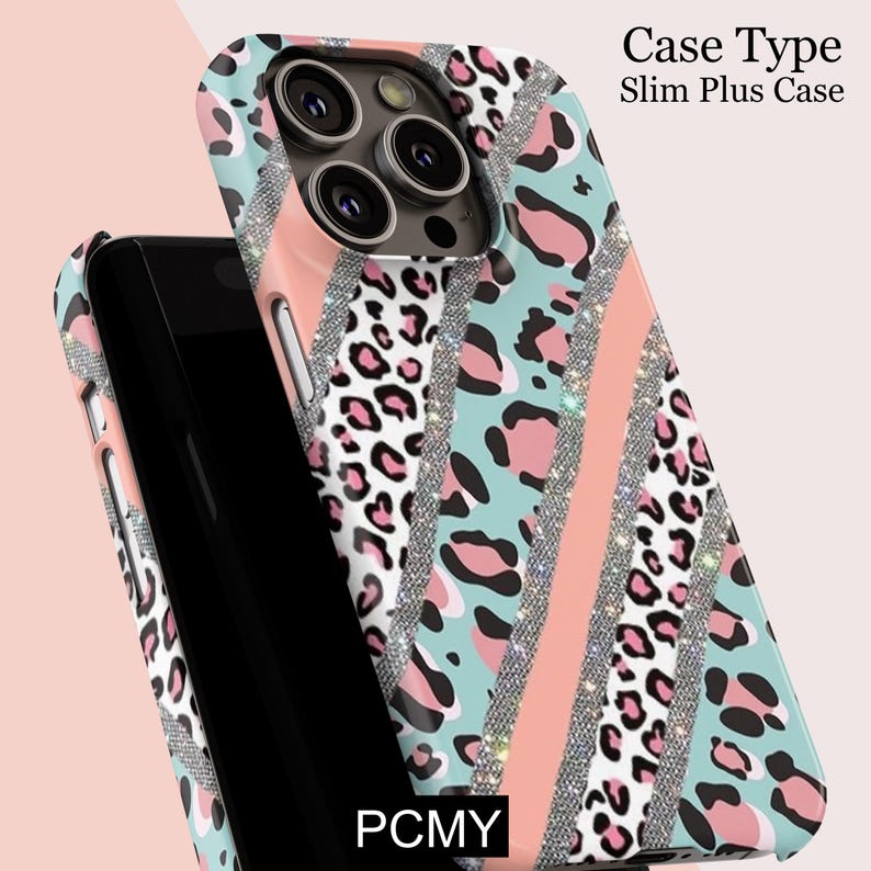 Peut inclure: Coque de t&eacute;l&eacute;phone Slim Plus avec un design color&eacute;. Le bo&icirc;tier pr&eacute;sente un fond bleu clair avec des taches d'imprim&eacute; l&eacute;opard rose, une bande rose et des accents de paillettes argent&eacute;es. Le texte "Case Type Slim Plus Case" est visible.