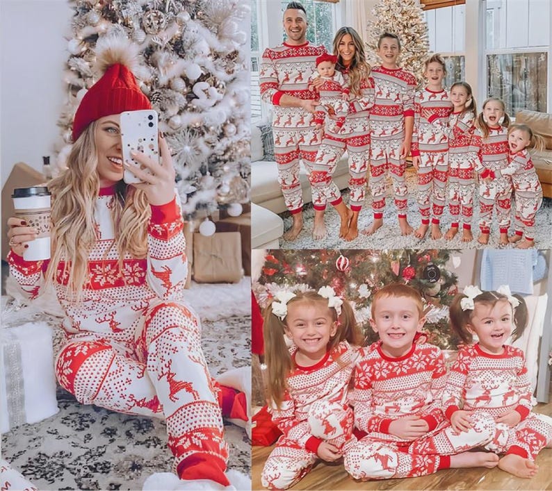 Puede incluir: Pijamas navide&ntilde;os rojos y blancos a juego con dise&ntilde;os de renos y copos de nieve. Los pijamas son usados por una familia de varias edades, incluyendo adultos y ni&ntilde;os. Una mujer lleva un gorro rojo y sostiene una taza de caf&eacute;.