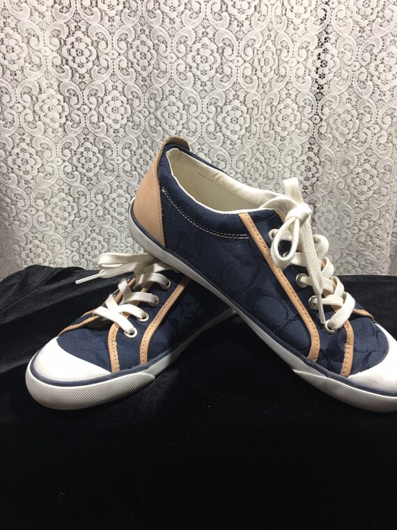 navy blue tennis shoes