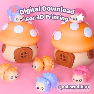 Puede incluir: Dos casas con forma de seta con sombreros naranjas y puntos blancos, acompañadas de cinco pequeñas figuras de erizos en naranja, azul y rosa. El texto dice Digital Download For 3D Printing y Quailstudio3D.