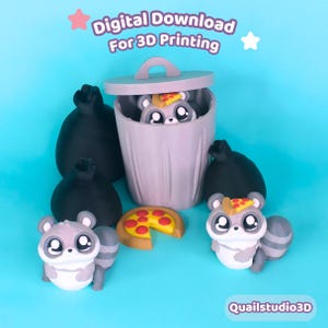 Peut inclure: Un ensemble imprimé en 3D comprenant deux petits ratons laveurs aux grands yeux, l'un dans une poubelle grise avec couvercle et l'autre à l'extérieur, avec deux sacs poubelles noirs et une part de pizza. Texte Digital Download For 3D Printing et Quailstudio3D.
