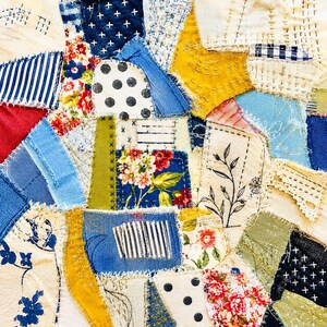 Op de afbeelding: Een textielcollage bestaande uit diverse stukjes stof in blauw, geel, rood en wit. De stukken bevatten bloemenprints, stippen, strepen en denim, allemaal samengevoegd met zichtbaar handgestikt borduurwerk en rijgsteken.
