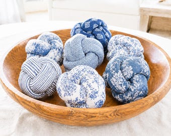Nähanleitung für eine Schalenfüllung mit Stoffknoten, blau-weiße Stoffdekoration, einfache DIY-Anleitung für Knotenornamente, druckbare Nähanleitung