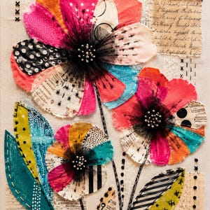 Könnte beinhalten: Ein textiles Mischtechnik-Kunstwerk mit drei Stoffblumen, deren Blütenblätter in Pink, Orange, Blau und mit Punkten gemustert sind. Die Mitten bestehen aus schwarzem Tüll und Perlen. Die Komposition enthält handschriftlichen Text, schwarze Streifen und handgestickte Details auf einem hellbeigen Stoffhintergrund.