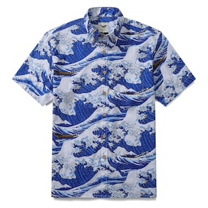 Op de afbeelding: Korte mouwen overhemd met een blauw en wit golfpatroon. Het overhemd heeft een klassieke kraag, een borstzak en houten knopen. Het ontwerp is geïnspireerd op Japanse kunst.